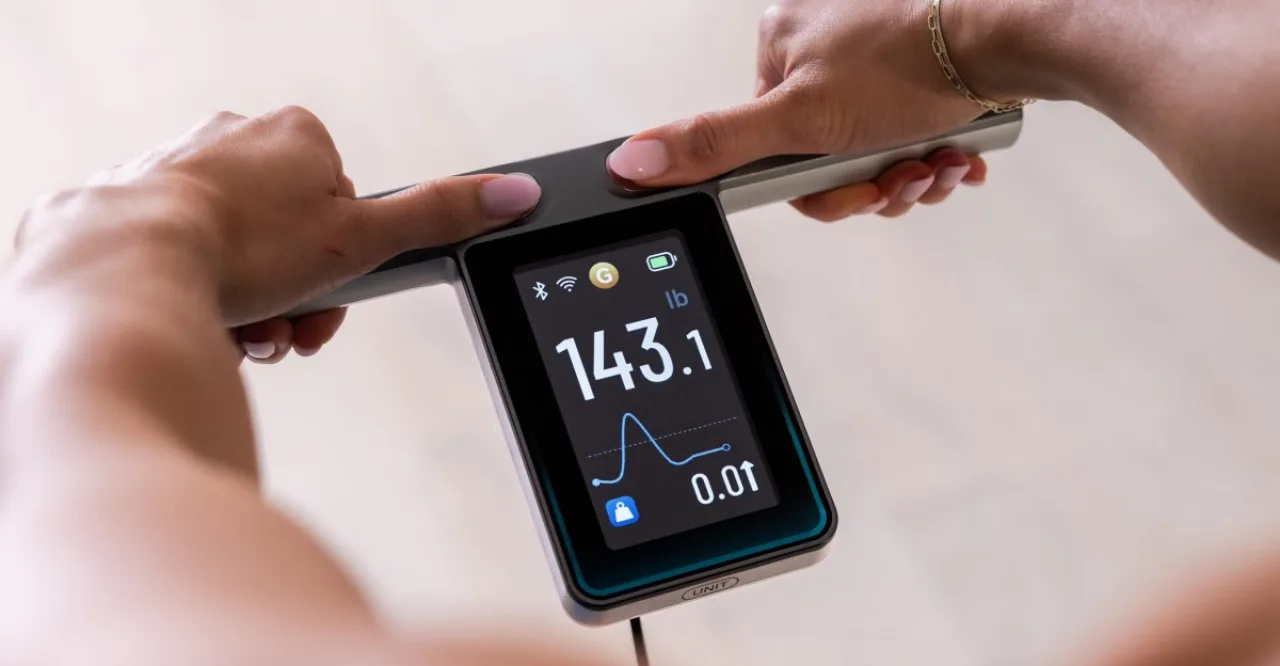 Escala Wyze Ultra BodyScan Plus com tela no cabo retrátil exibindo peso e métricas de saúde