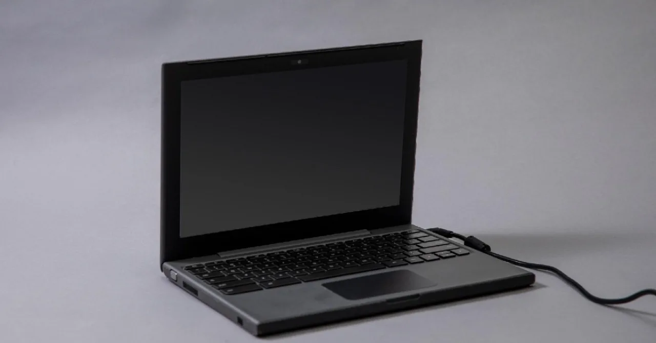 Laptop branco sem logotipo, teclado simples e tela exibindo o ícone do Chrome, representando o protótipo Cr‑48 da Google