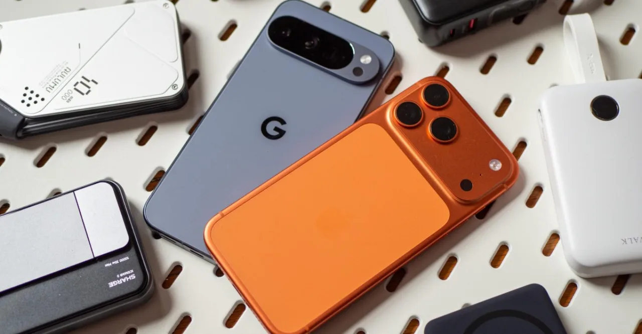 Smartphone acoplado a um carregador magnético Qi2 sobre uma mesa de escritório minimalista com cabos organizados