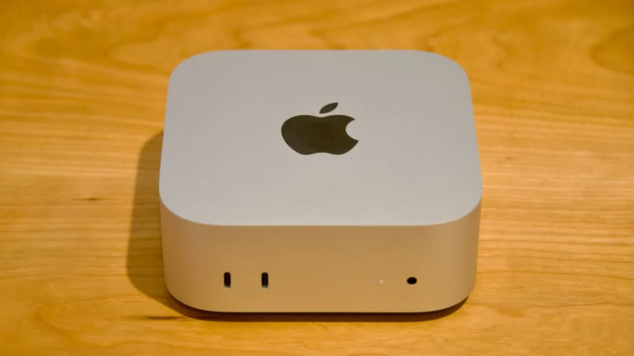 Mac mini M6 prateado ao lado do logo da Apple, com destaque para a placa‑mãe e etiqueta de US$ 899