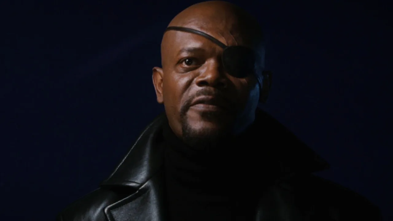 Samuel L. Jackson veste o uniforme de Nick Fury ao lado de um cartaz de David Hasselhoff, com logo Marvel