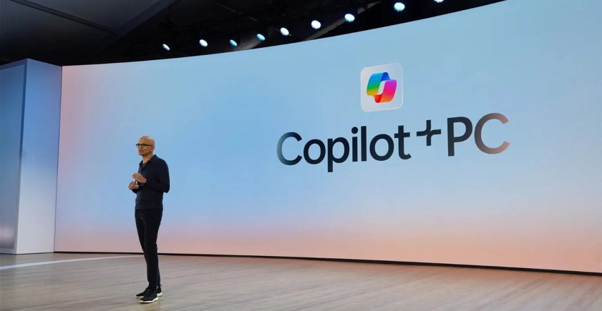 Logotipo da Microsoft ao lado de um laptop com ícone de IA e o selo Qualcomm, indicando o fim do Copilot Plus PC