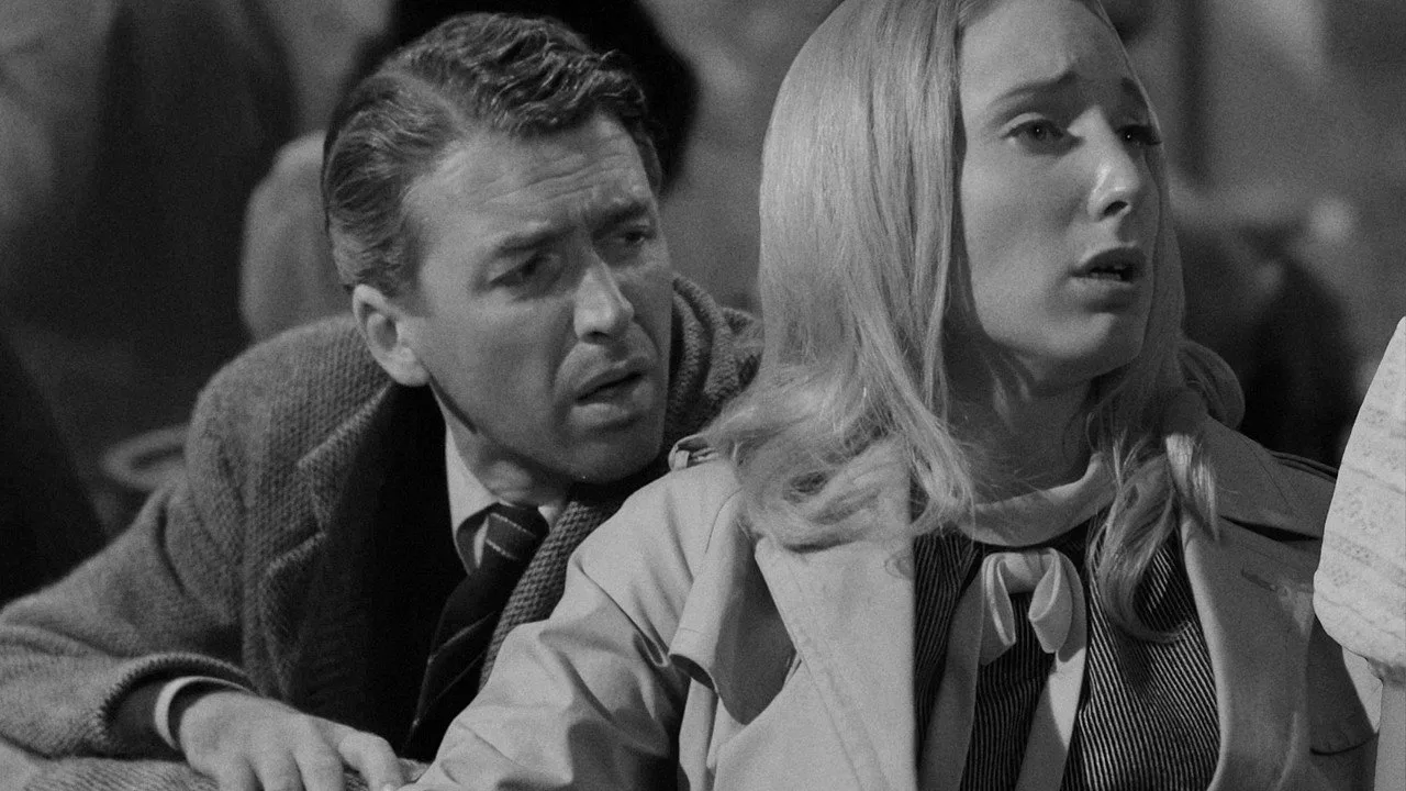 George Bailey e Sr. Potter cercados por zumbis em montagem preto e branco