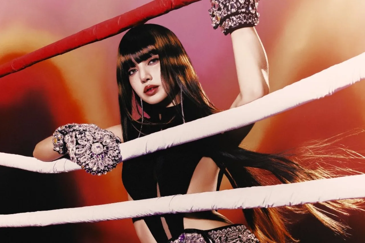 Lisa em traje neon, segurando microfone, com o logotipo da Billboard Hot 100 e a posição 93 destacada
