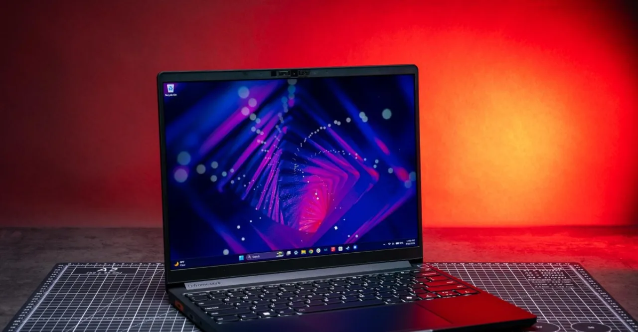 Laptop Framework 13 Pro aberto, exibindo slots de RAM com módulos Micron de 32 GB e 64 GB ao lado do logo da empresa
