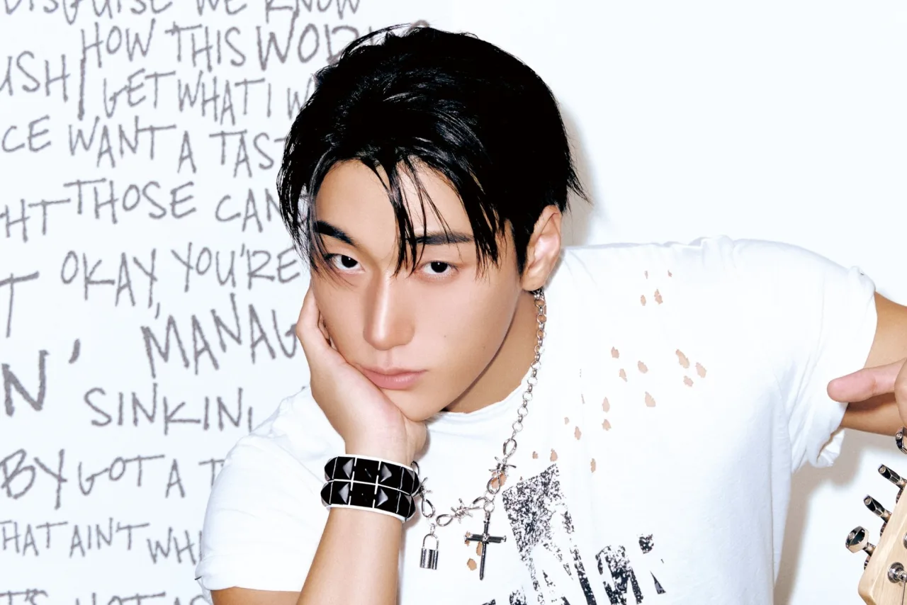 San (ATEEZ) ao lado de uma representante da marca e um segurança em Milão