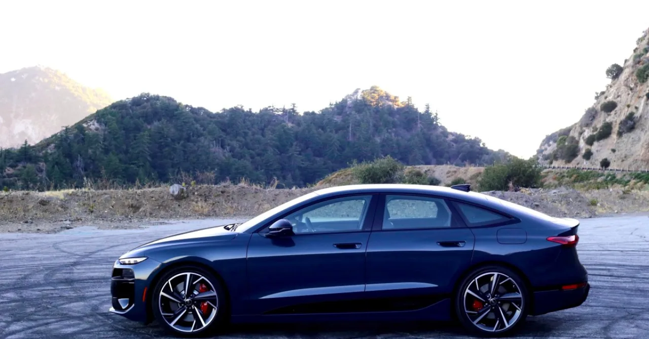 Homem em roupa esportiva fazendo alongamento ao lado do Audi S6 Sportback E‑tron, com garrafa de água e smartwatch