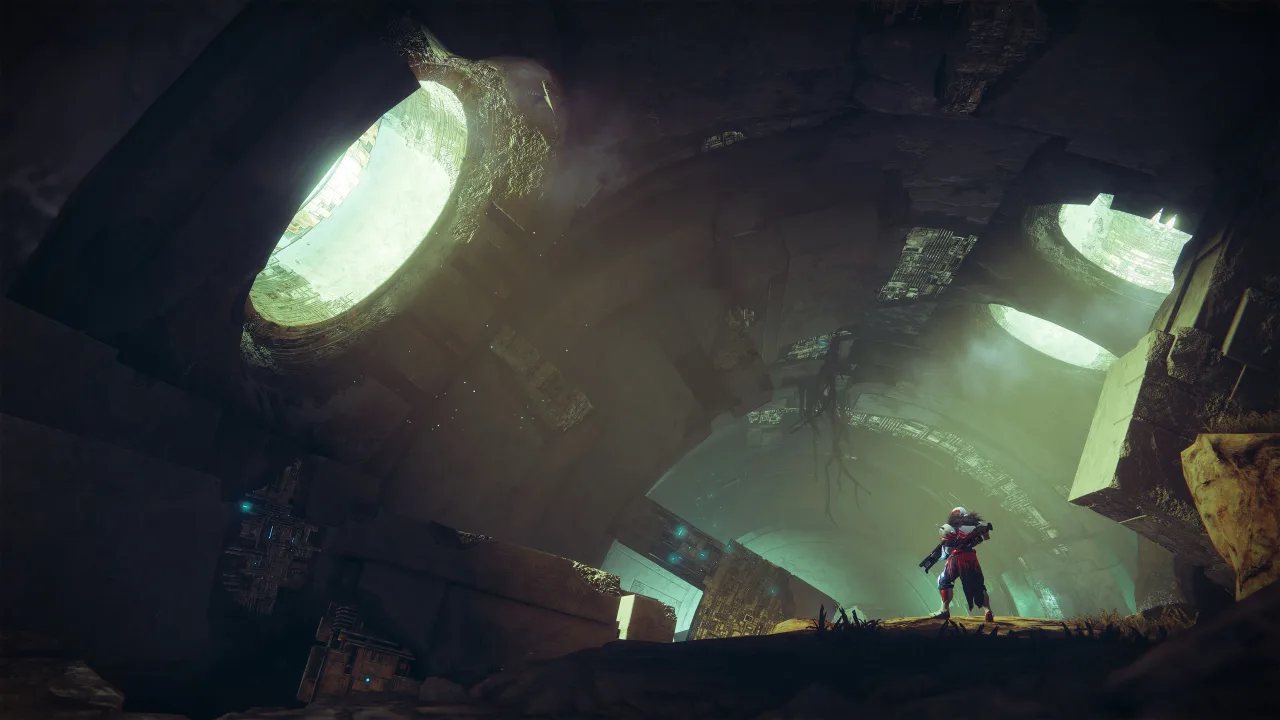 Jogador sentado, headset, garrafa d’água e halteres ao lado, tela de Destiny 2 ao fundo