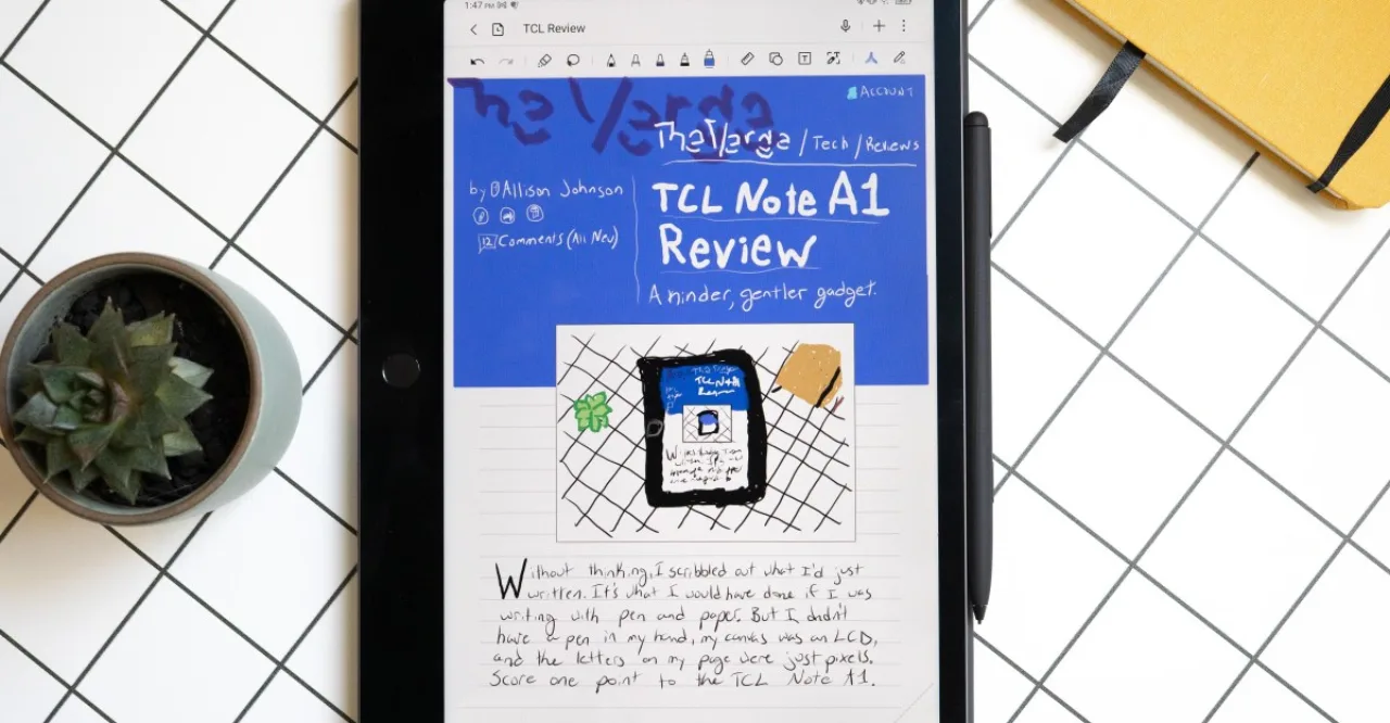 Jovem atleta sentada no chão, segurando o tablet TCL Note A1 Nxtpaper com stylus, ao lado de halteres e garrafa d'água