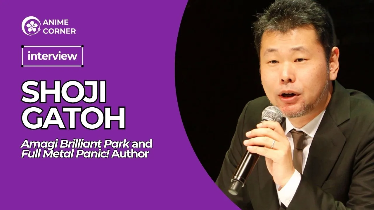 Shoji Gatōh fala no Japan Expo Paris ao lado de pôsteres de Amagi Brilliant Park e Full Metal Panic