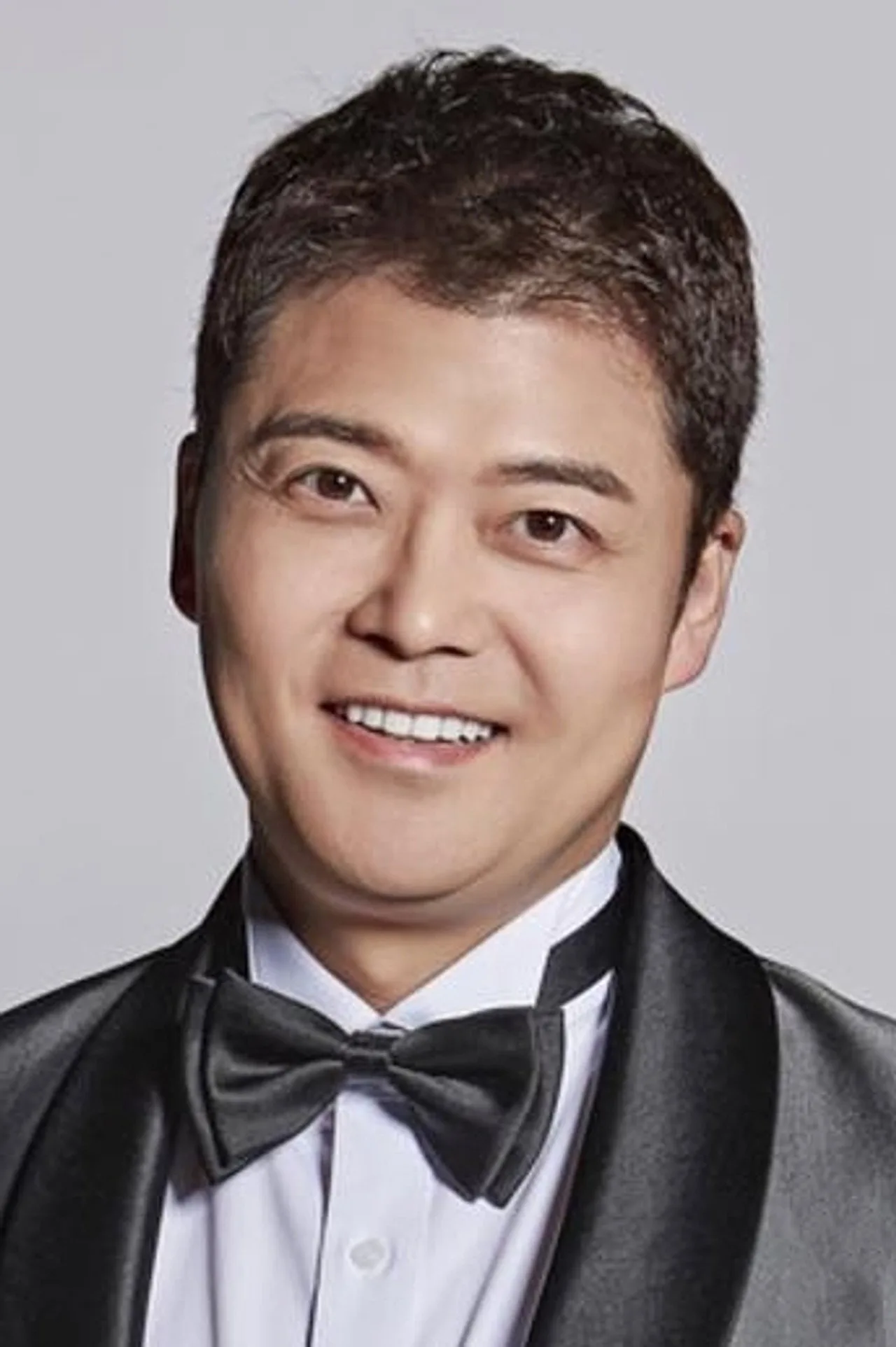 Jun Hyun Moo faz flexões em frente ao pano de fundo montanhoso de Almaty, usando mochila e garrafa térmica
