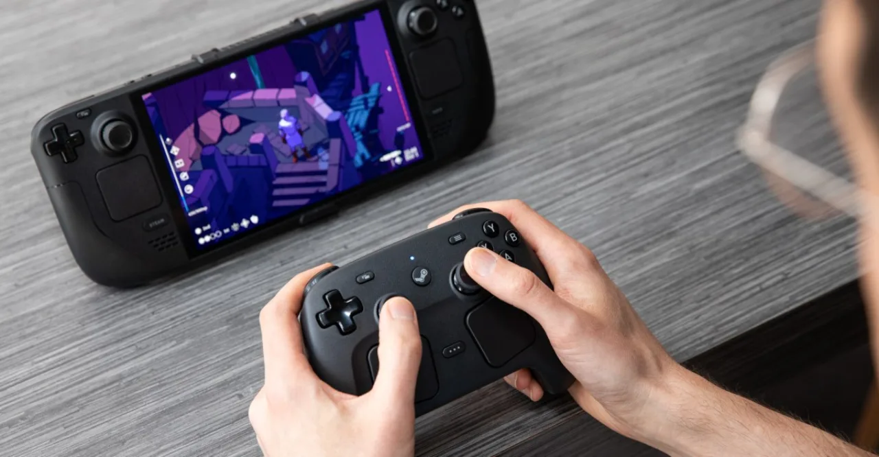 Pessoa em roupa de academia segurando um Steam Controller enquanto faz agachamento com halteres