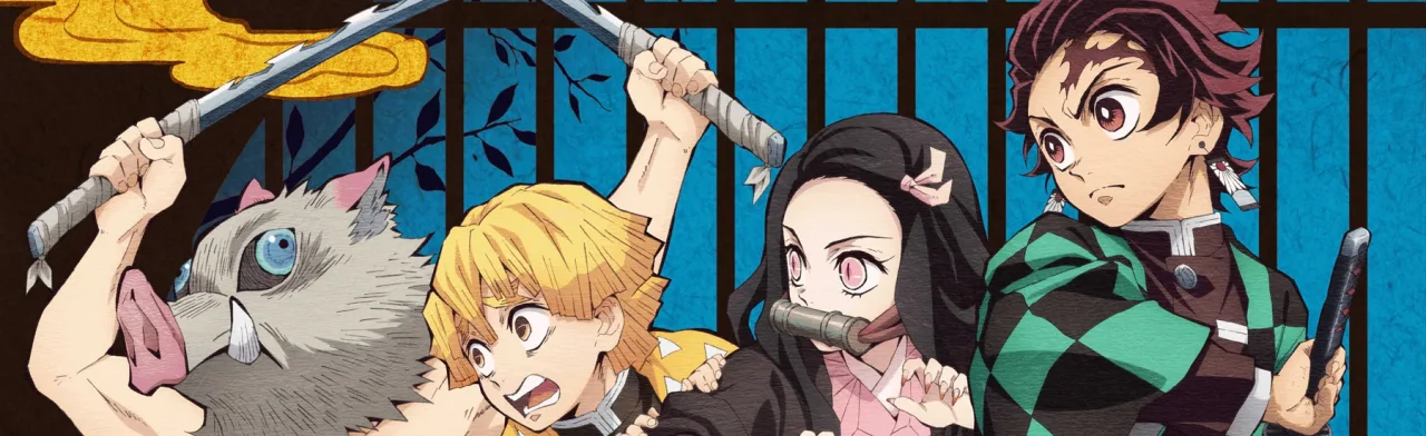 Caixa de Blu-ray de Demon Slayer ao lado de um controle de videogame e um energético sobre uma mesa gamer iluminada