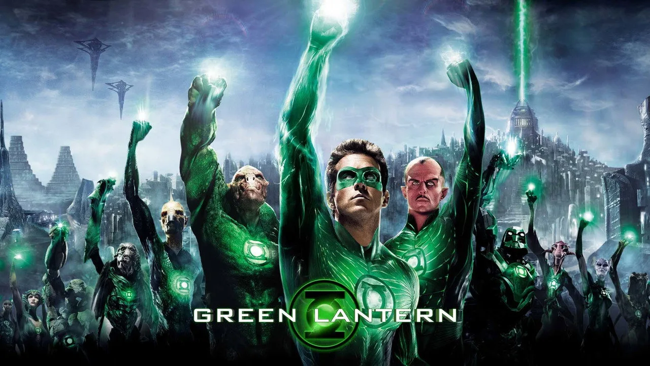 Homem em roupa de treino, segurando halteres, com TV ao fundo exibindo cena de Ryan Reynolds como Lanterna Verde