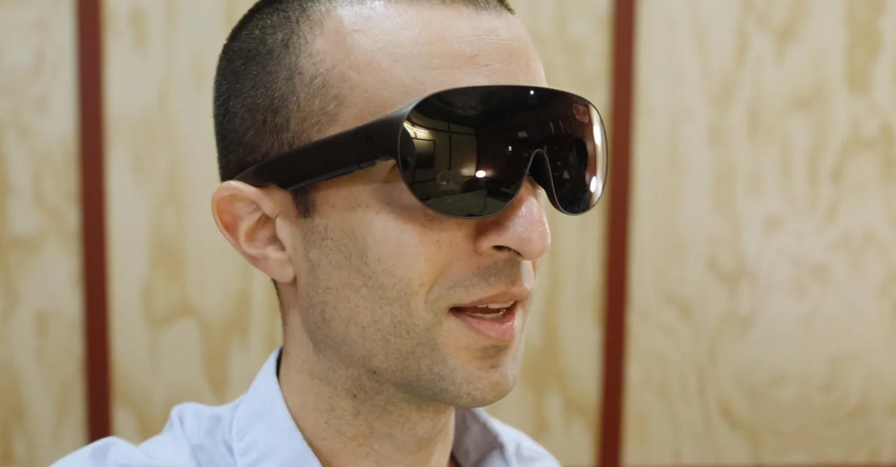 Óculos VR da Meta, estilo óculos escuros com lentes translúcidas, exibindo o logotipo enquanto modelo os testa