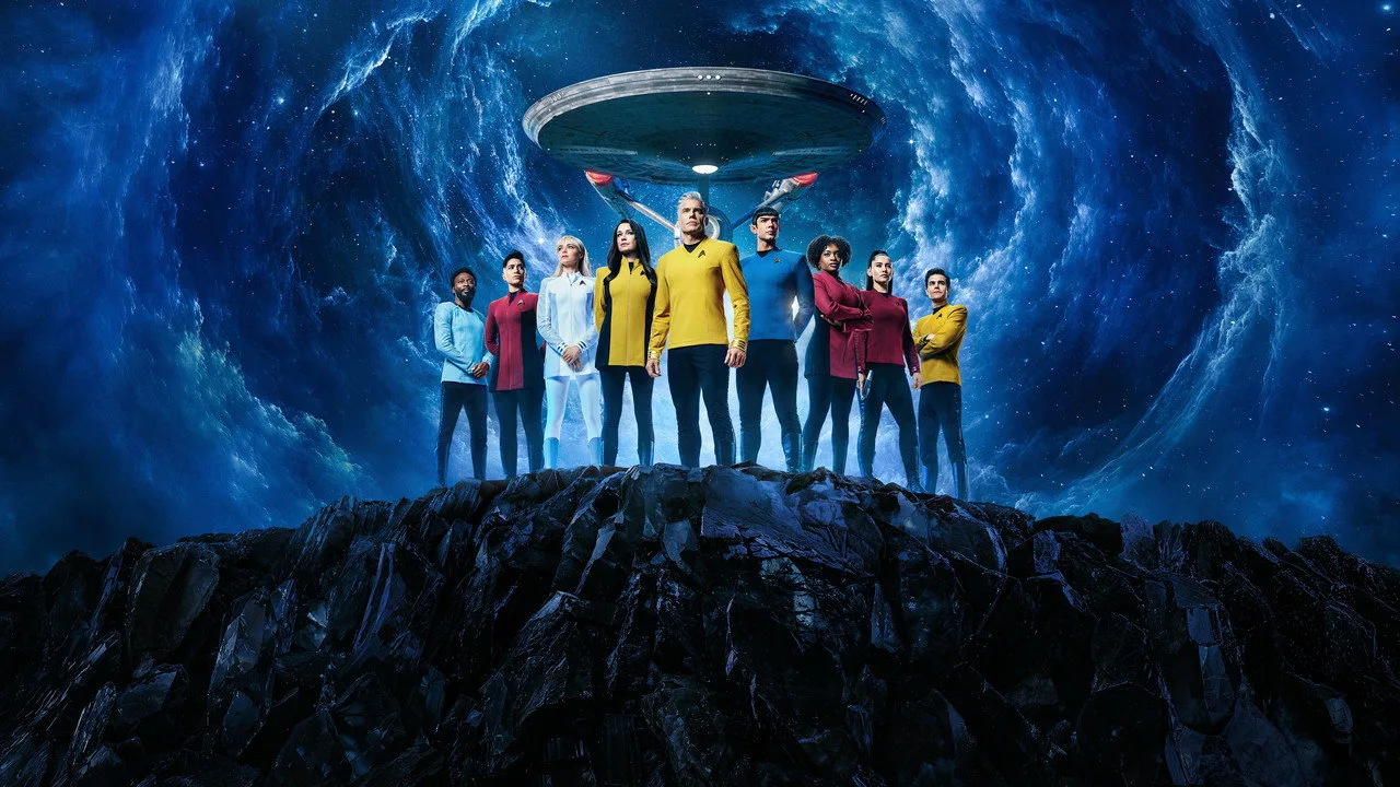 Jovem em camiseta da Enterprise faz flexões ao lado de um boneco de Spock, garrafa d'água e halteres coloridos