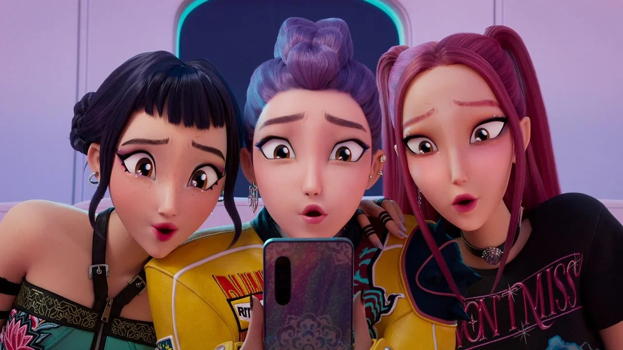 Jovens praticando alongamento em cinema decorado com pôsteres de KPop Demon Hunters