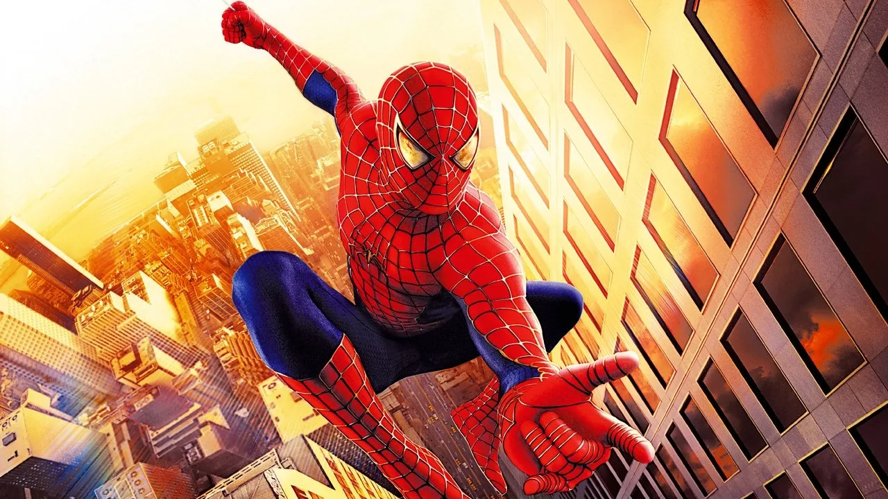 Homem vestindo camiseta de Spider-Man faz agachamento com barra, ao lado de halteres e uma garrafa de água