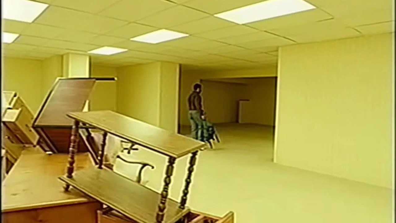 Homem correndo em esteira, segurando garrafa de água, com expressão determinada e suor escorrendo