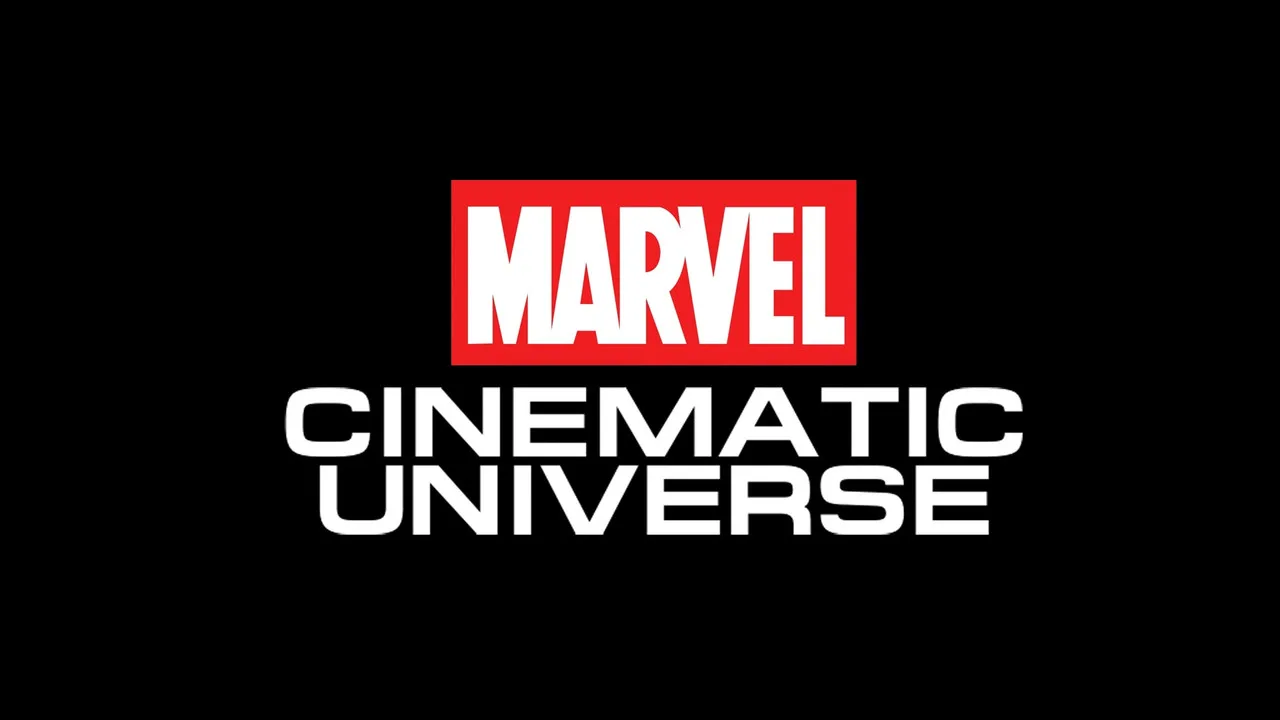 Homem em camiseta da Marvel faz flexão ao lado de um laptop aberto na página de Original Sin