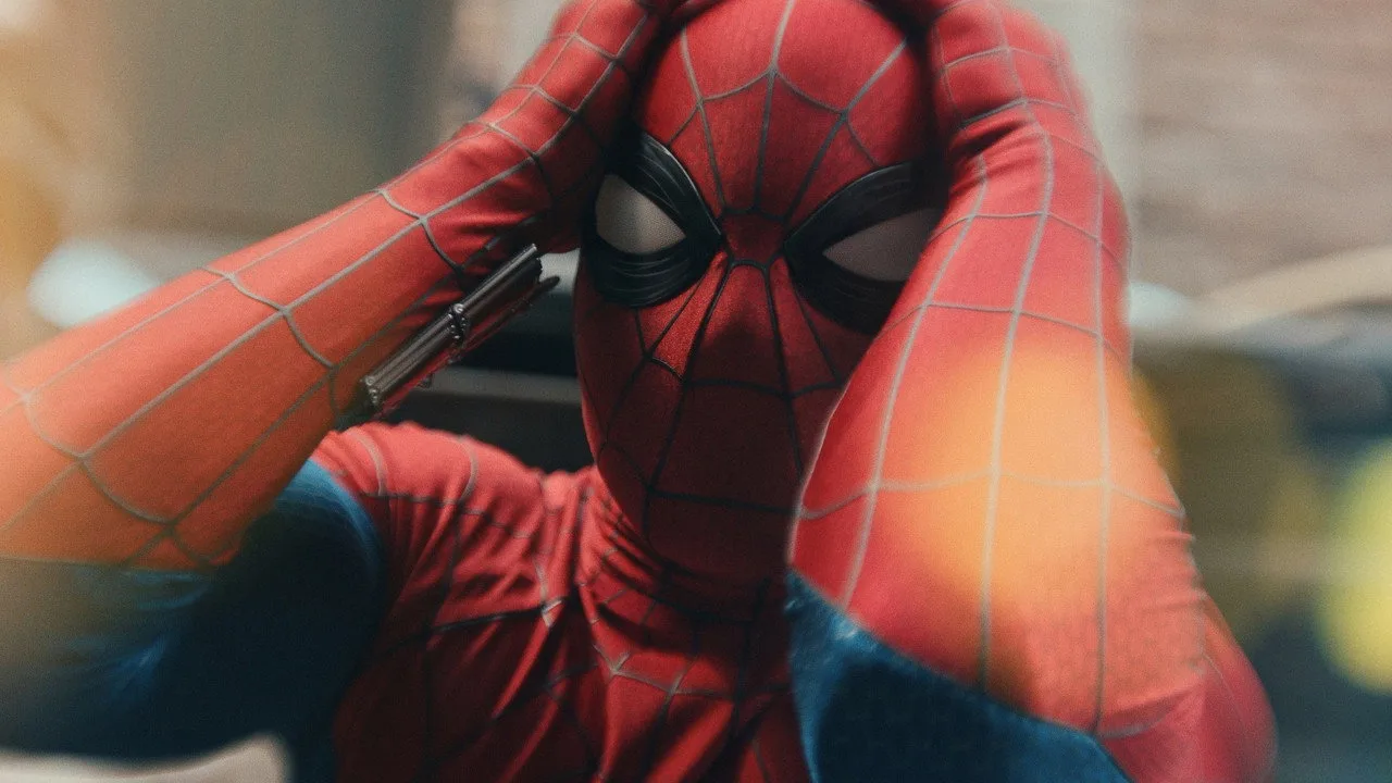 Homem‑Aranha em traje completo correndo na esteira, segurando um shaker de proteína ao lado de halteres