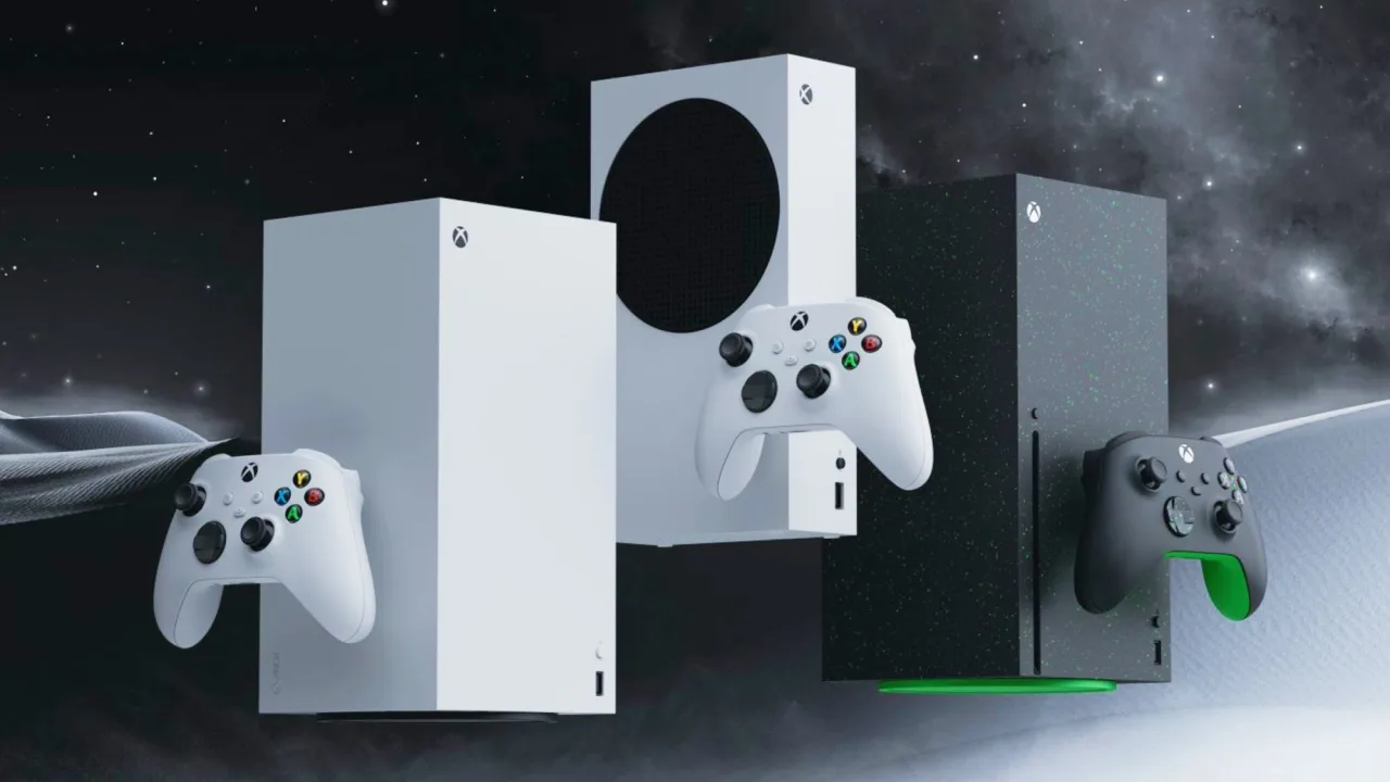 Jogador segurando controle Xbox enquanto faz agachamento com kettlebell ao lado