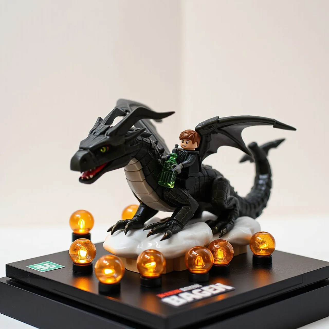 Shenron, o dragão azul de LEGO, enrolado ao redor de Goku minifig, com peças coloridas e o logo da série ao fundo
