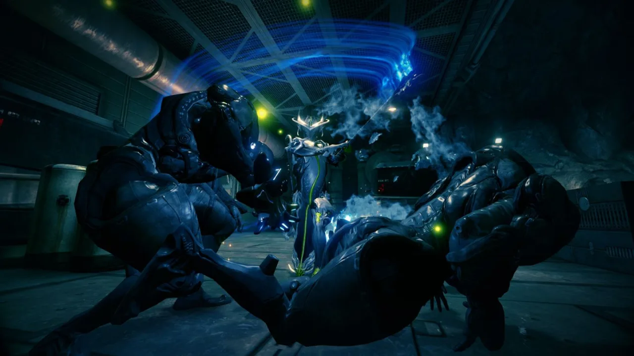 Jogador em cadeira gamer, vestindo camiseta de Warframe, segurando controle, ao lado de um copo de isotônico e halteres