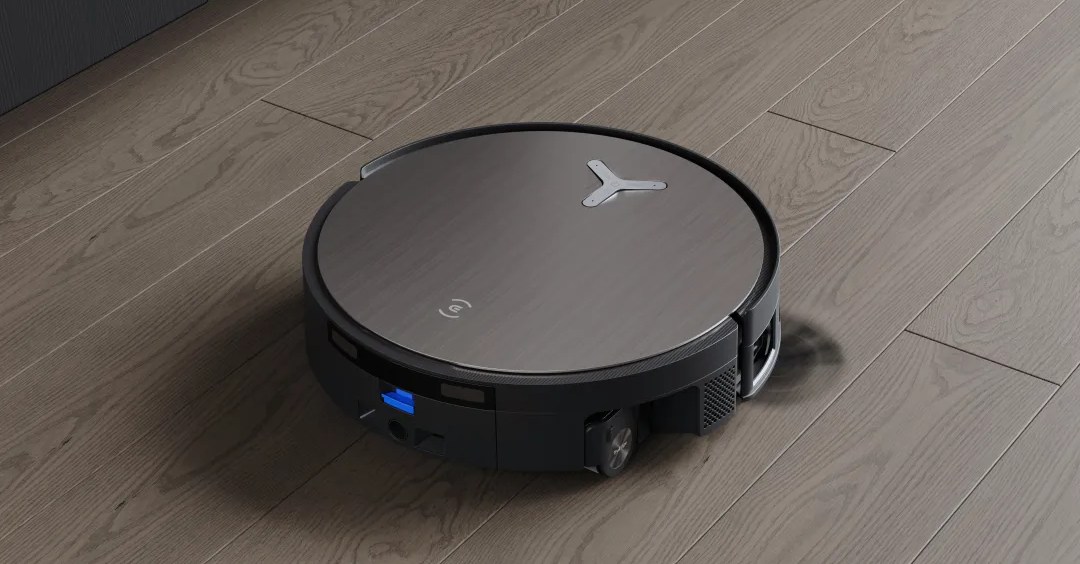 Jovem em roupa esportiva, aspirando o chão com um Deebot X11 ao fundo, segurando uma garrafa de água