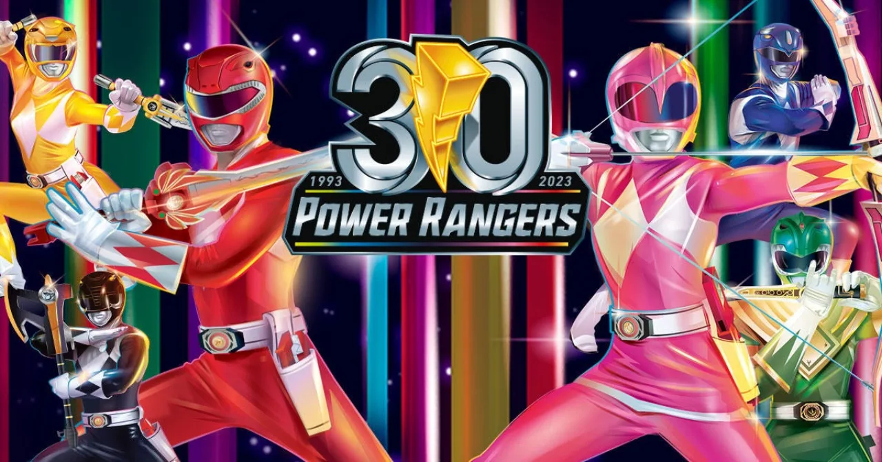 Modelo vestindo o traje Alpha 9 da Power Rangers, segurando halteres dourados em pose de supino