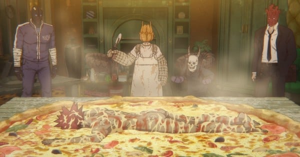 Pizza de cogumelos rústica, halteres e máscara bizarra sob luz dramática, unindo nutrição e o luto caótico de En