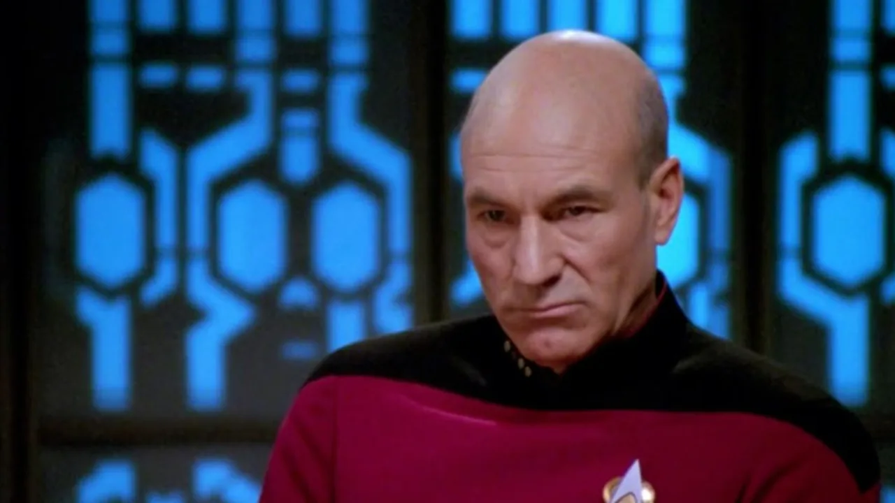 Data, Kirk e Picard ao lado de suas naves, com o emblema da Frota Estelar ao fundo, sobre violações da Diretriz Prime