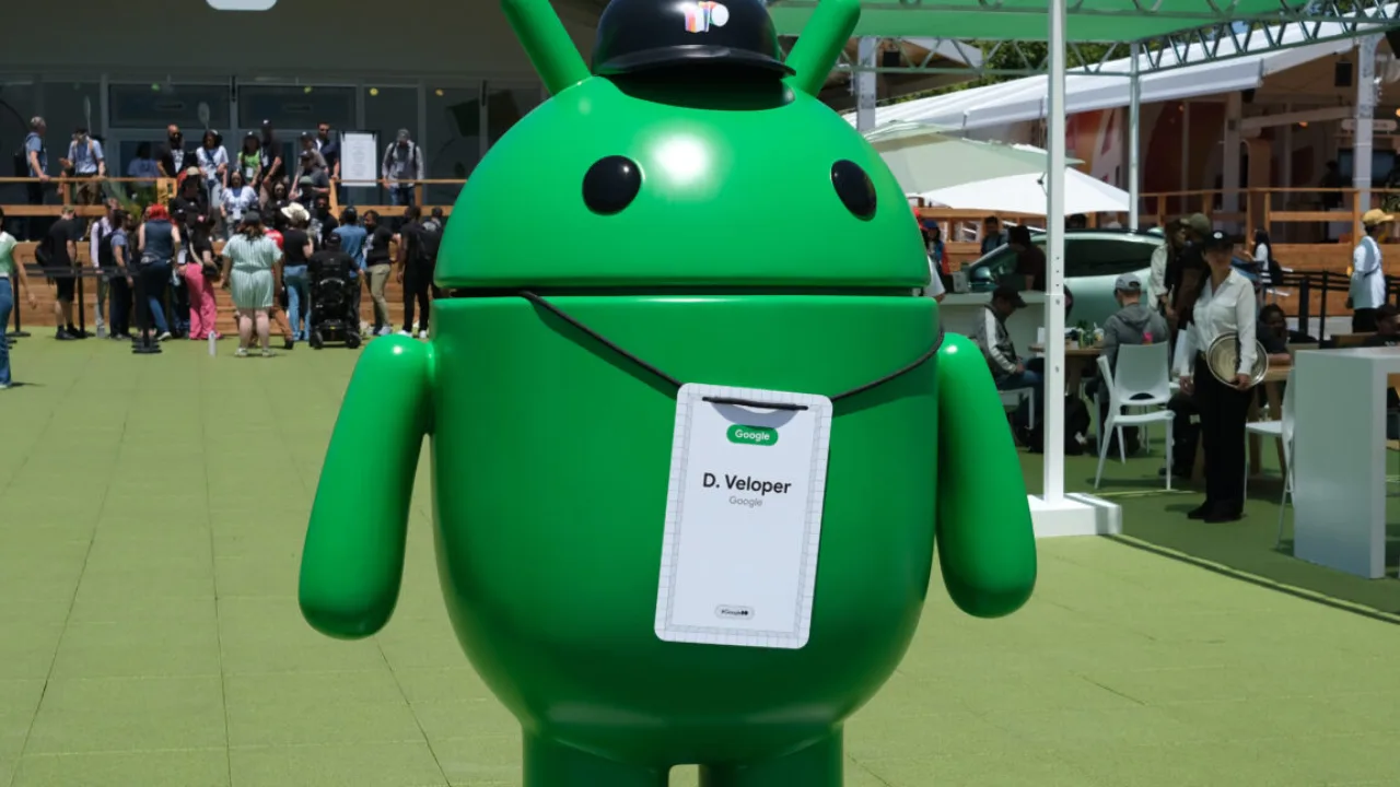 Smartphone Android com selo de verificação riscado ao lado da bandeira dos EUA e ícones de sanção