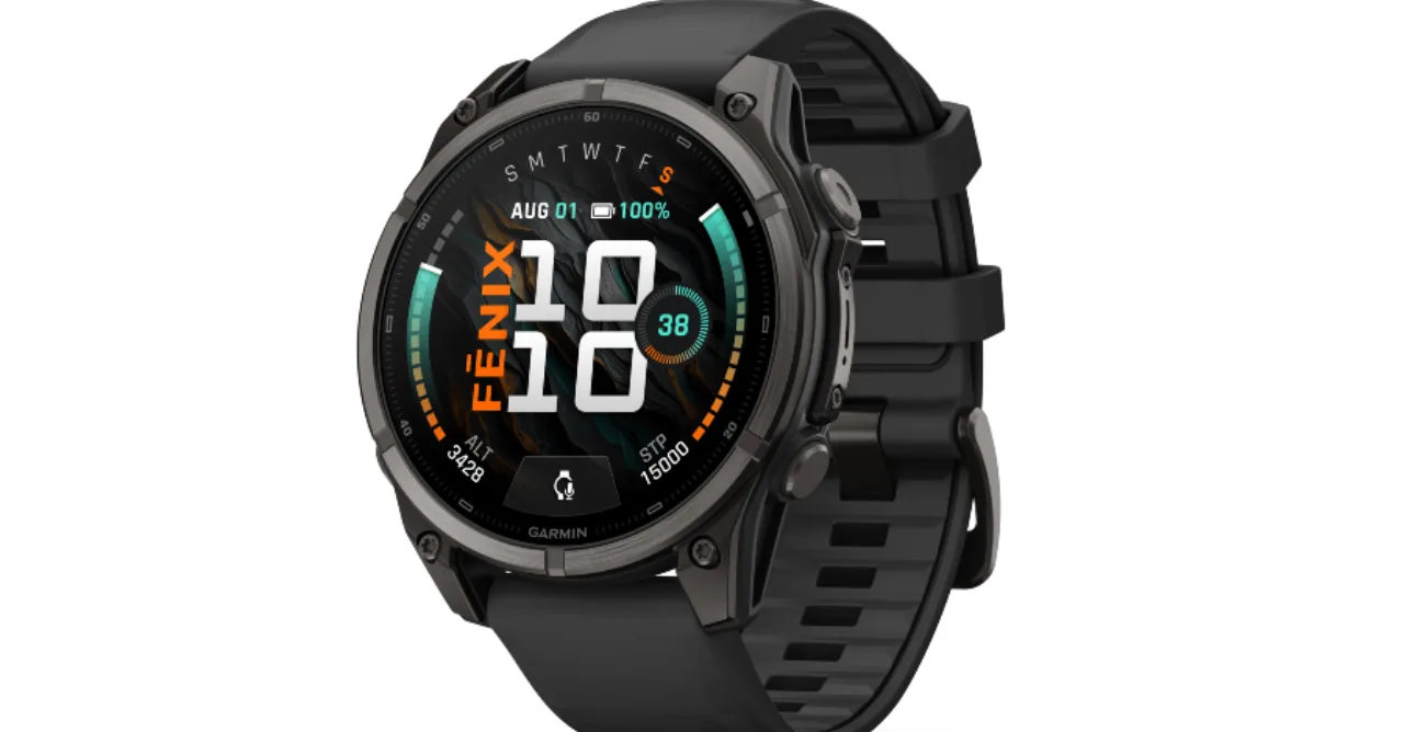 Corredor em trilha ao nascer do sol, vestindo Garmin Fenix 9 com tela de 3.000 nits exibindo mapa detalhado