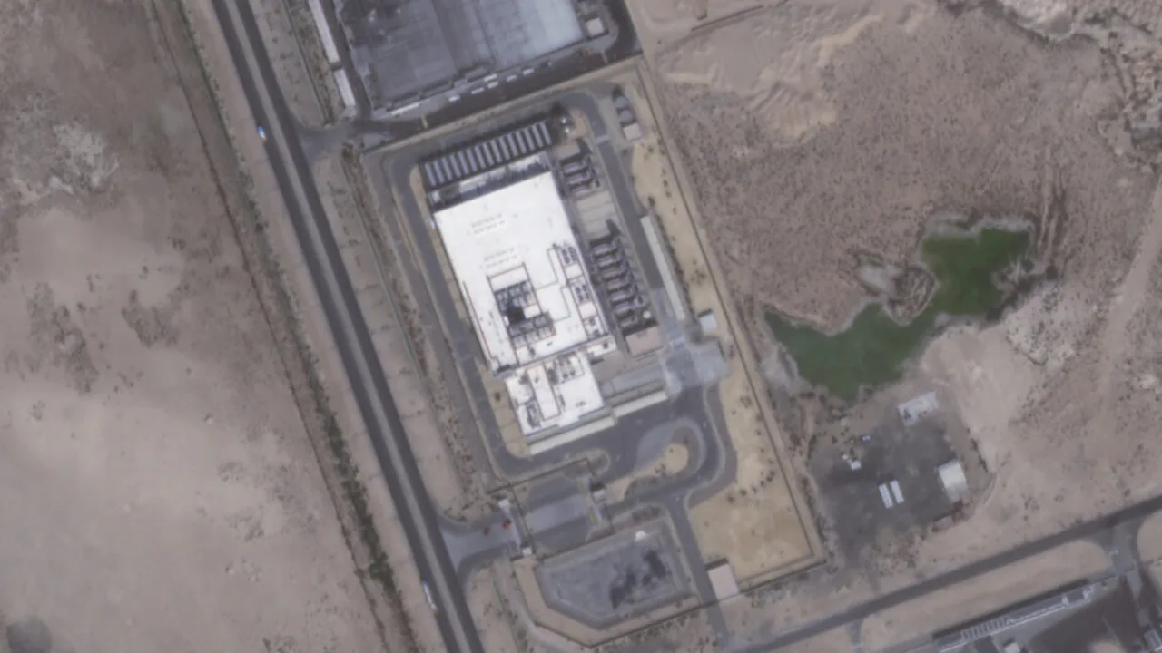 Logotipo da AWS sobre nuvem digital, com silhueta de data center e avião de combate iraniano sobre mapa do Golfo