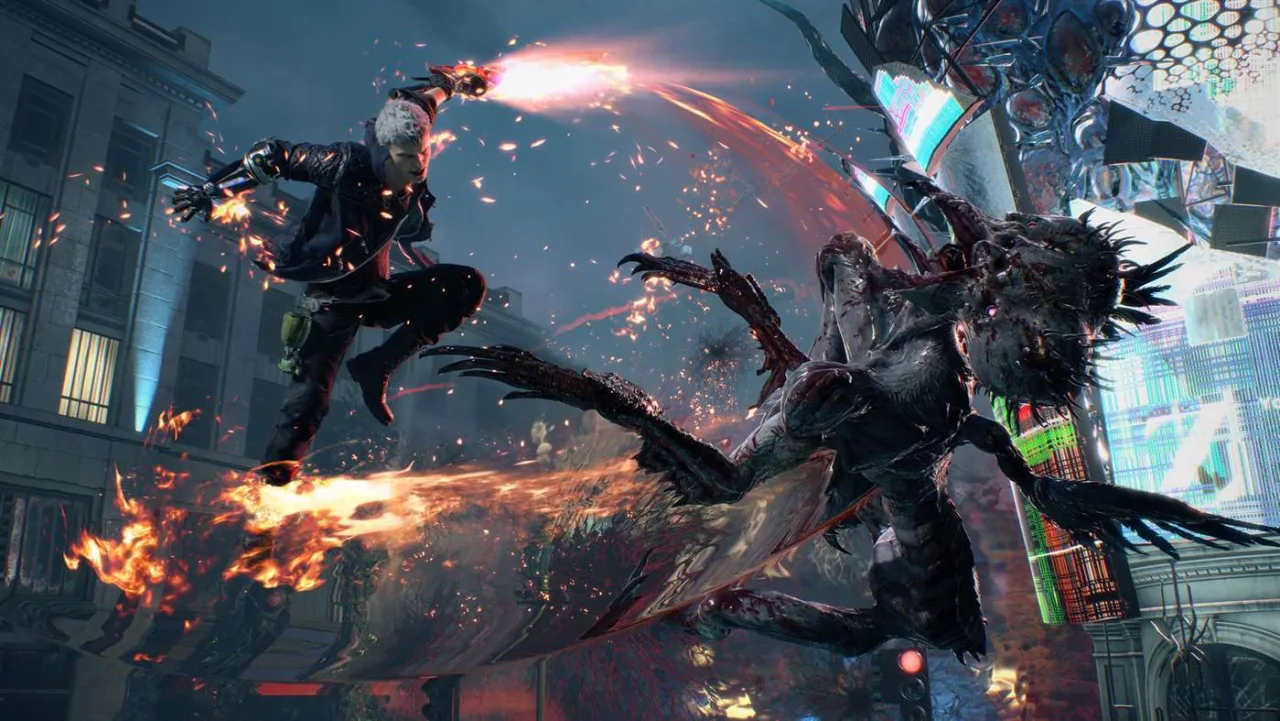 Jovem levantando halteres enquanto joga Devil May Cry 5 na TV