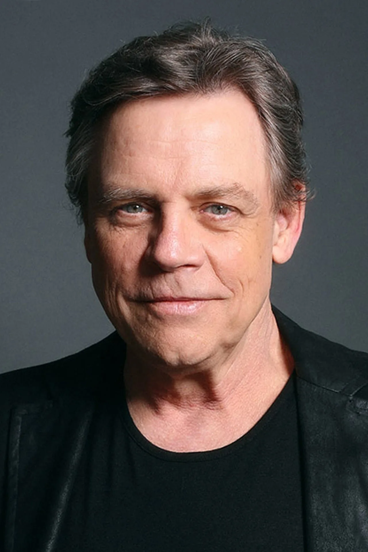 Jovem atleta corre na esteira, suando, com garrafa d'água ao lado e tela exibindo cena sombria de infância