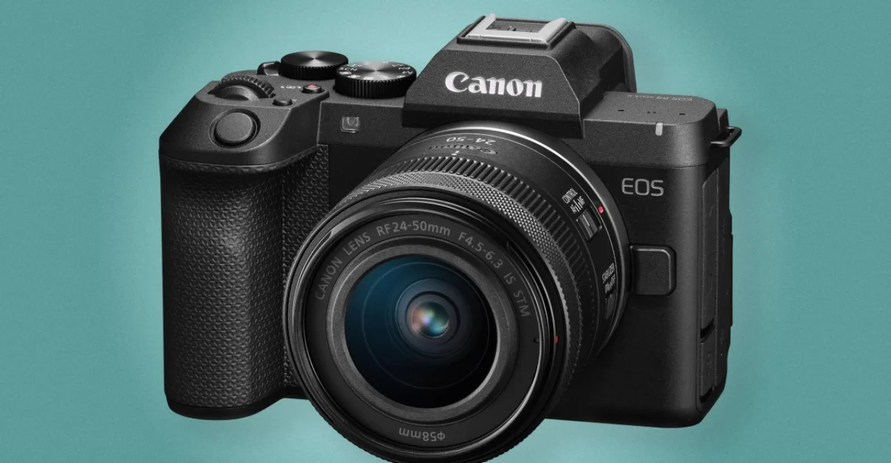 Canon EOS R8 Mark II de corpo preto com detalhes retro, logotipo da Canon e visor eletrônico em destaque