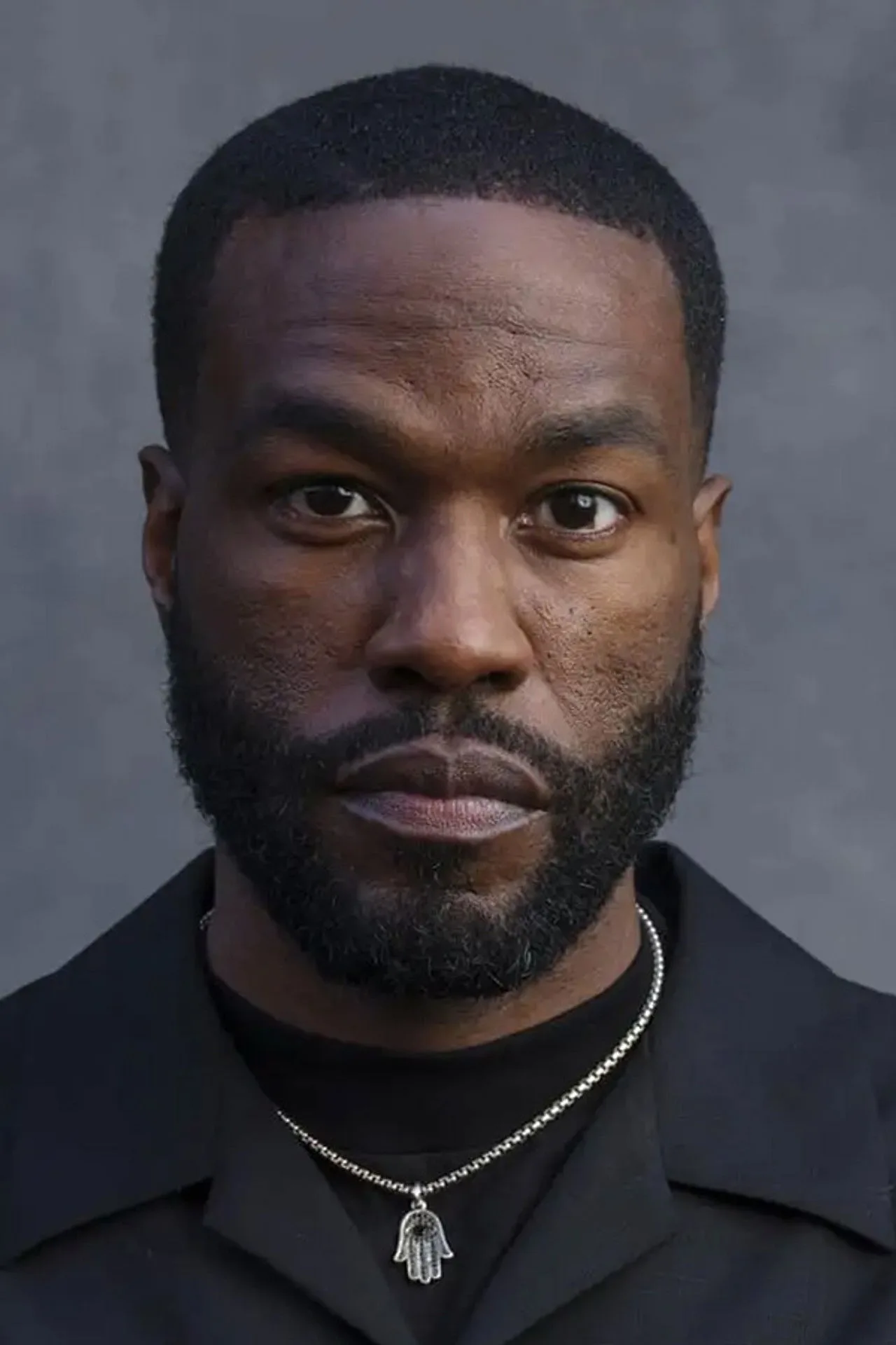 Homem musculoso levantando halteres ao lado de capas de “Wonder Man” e “Blade” na esteira