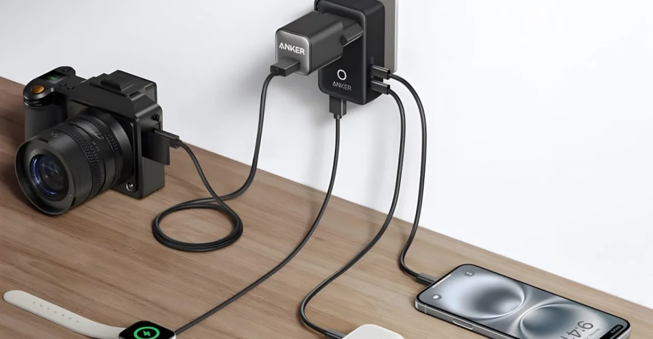 Um corredor de meia-idade usando fones Bluetooth, segurando uma garrafa d'água e ao lado um Anker Nano Travel Adapter conectado a um smartwatch