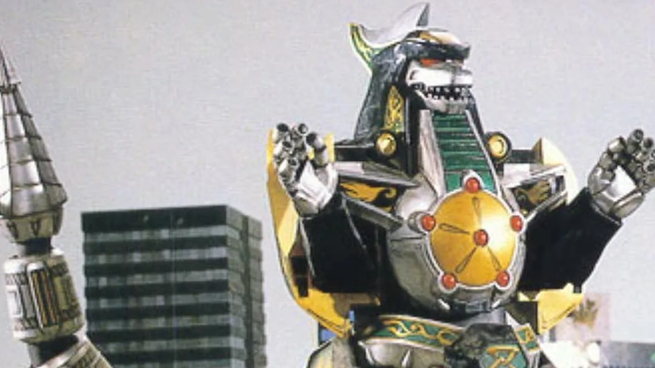 Homem musculoso levantando halteres ao lado de um modelo Dragonzord em miniatura sobre o banco de supino