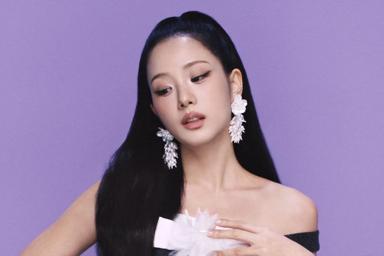 Jisoo aparece em close-up, vestindo roupa preta, com o título “ADDICTED” em neon ao fundo