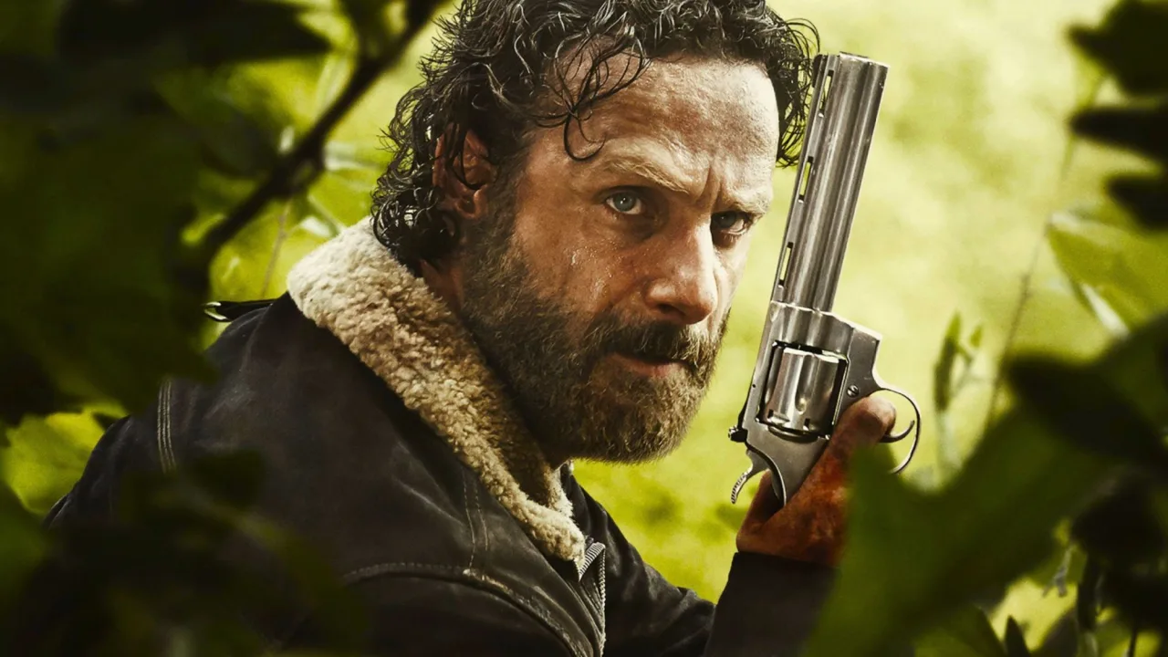 Guarda-roupa de Rick Grimes, com sua jaqueta de couro, camisa xadrez e chapéu de xerife, exposto em bancada de leilão
