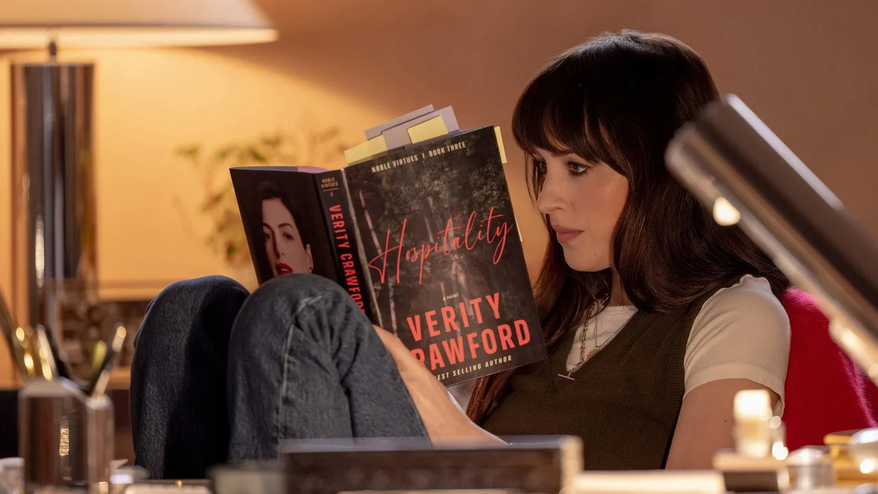 Imagem de Verity — Verity usa Hot Ones em cena surpreendente