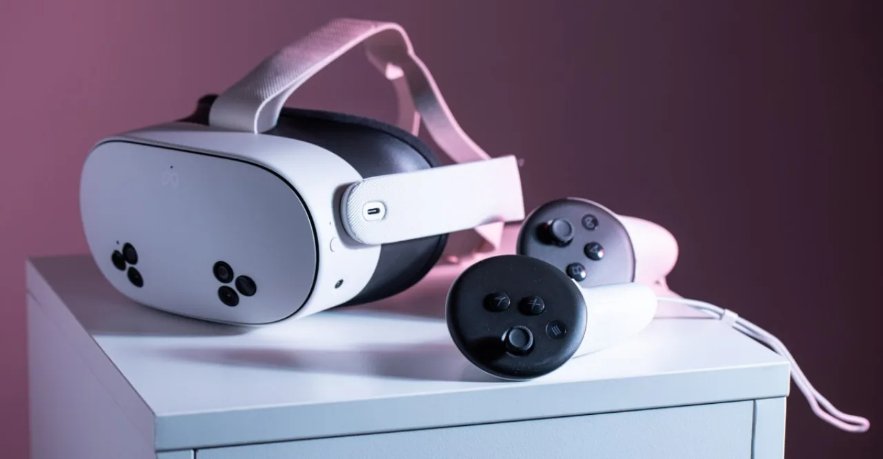 Jovem usando headset Meta Quest 3S enquanto faz treino de cardio com halteres
