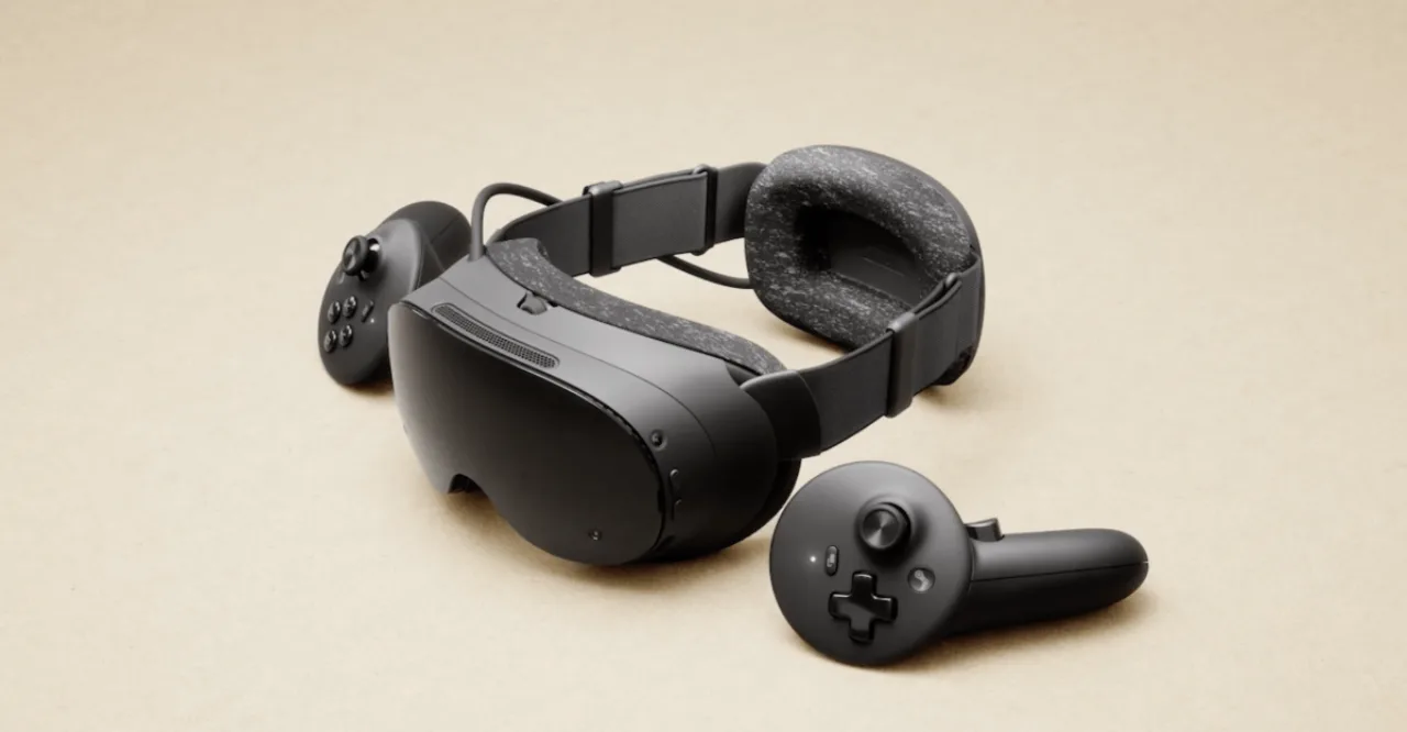 Jovem faz agachamento segurando controle do Steam Frame diante da TV