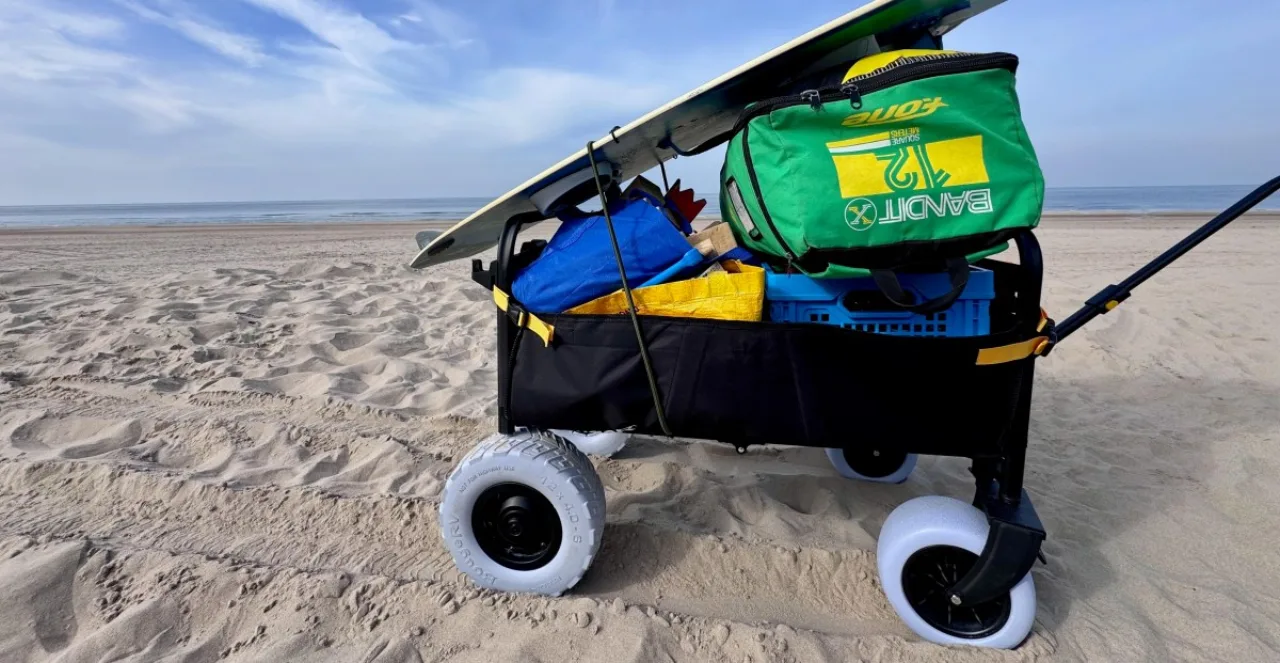 DuneRover da BougeRV, carrinho remoto com faróis LED coloridos, subindo uma duna de areia