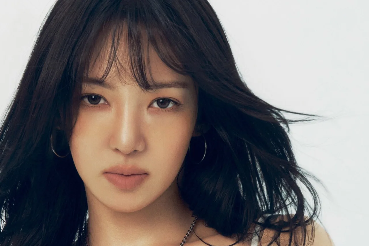 Hyoyeon, Yuri e Sooyoung vestindo roupas de ginástica neon, fazendo polichinelos ao lado de halteres e garrafas de água
