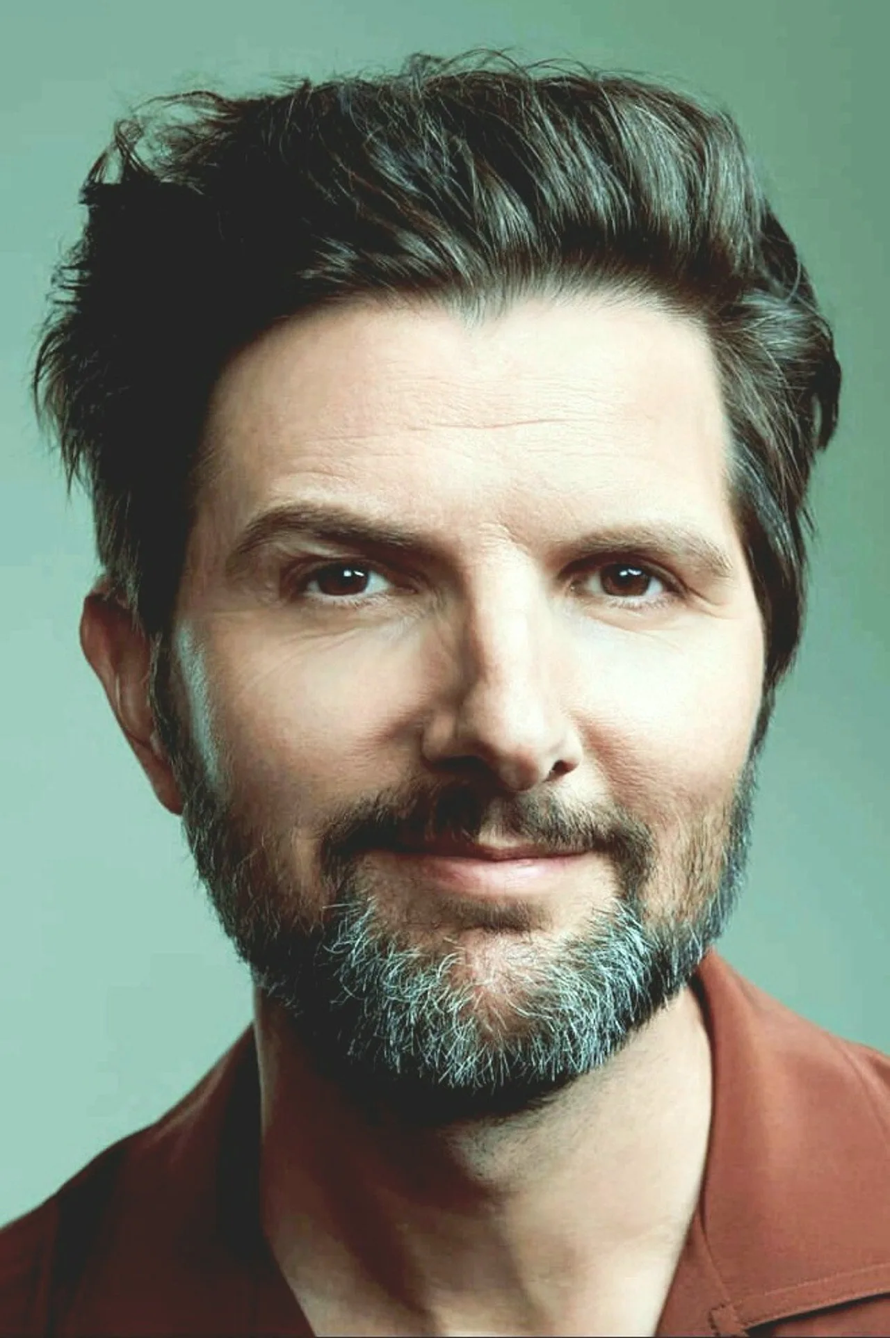 Adam Scott jovem fardado na Frota Estelar, segurando um tricorder e uma garrafa de água em um deck de comando futurista