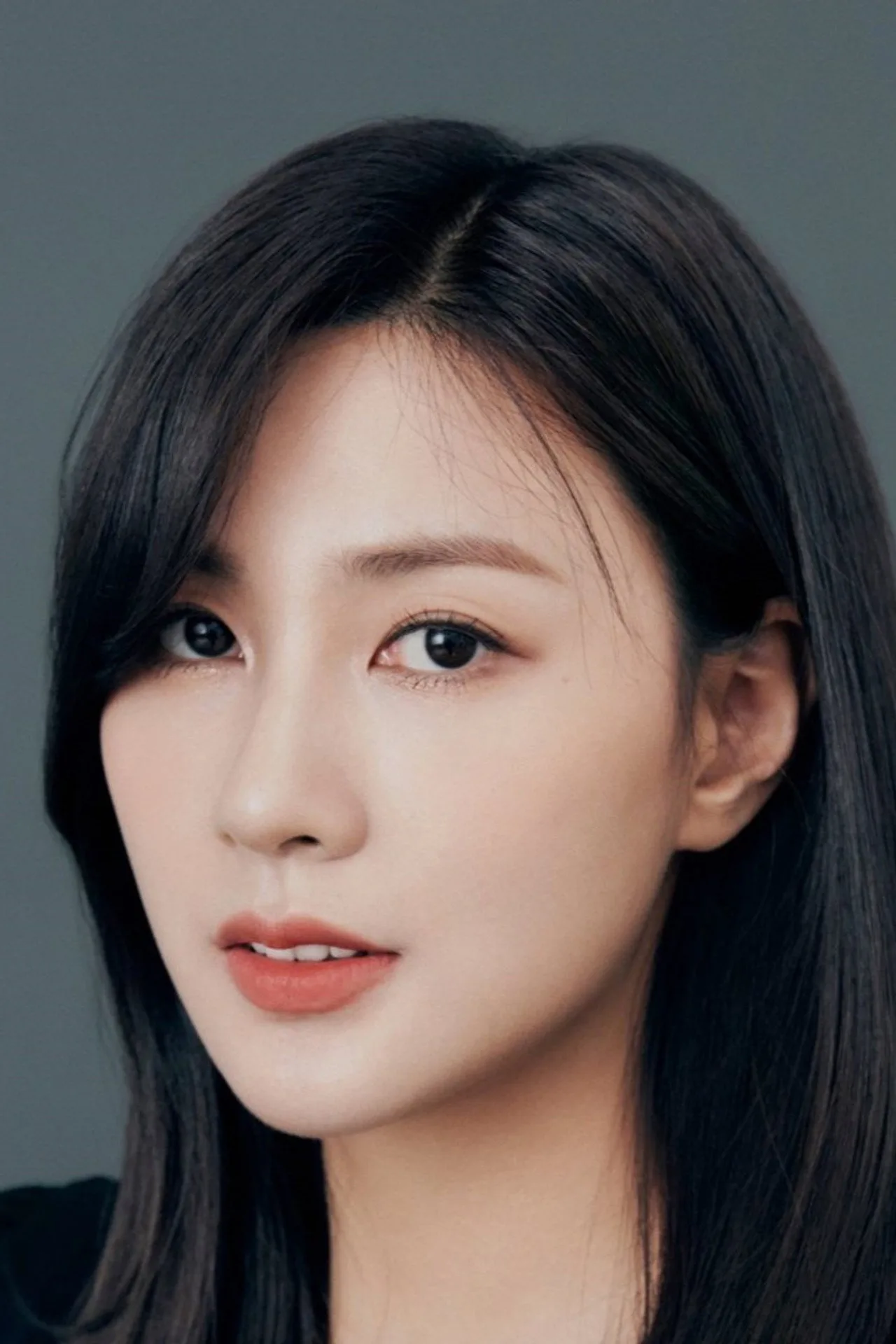 Atriz Ha Young faz alongamento com halteres e garrafa de água ao lado de um tapete de yoga no set